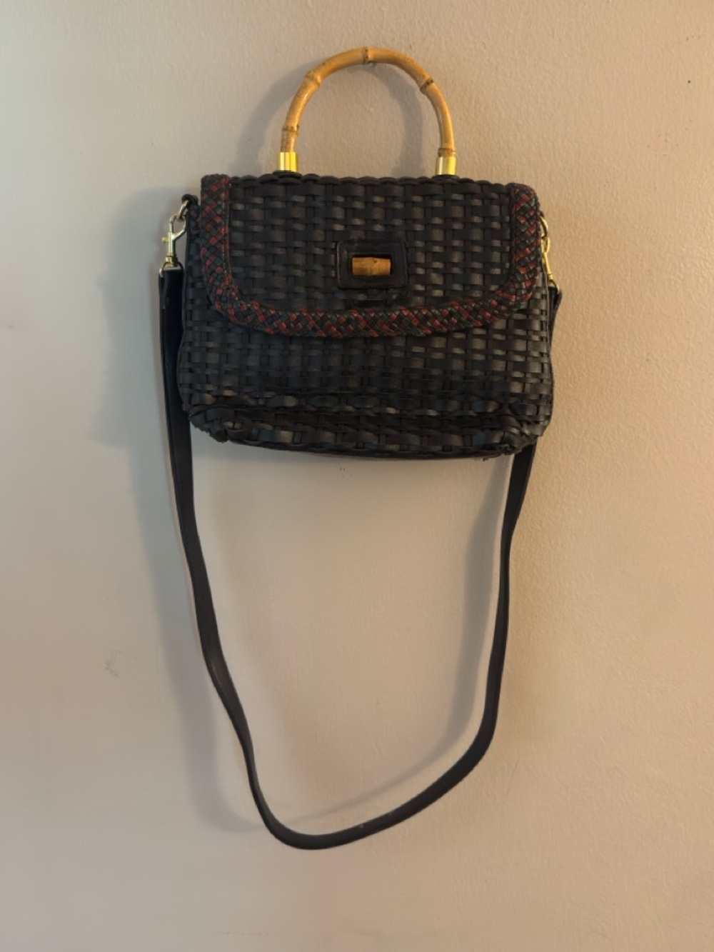 Cute vintage faux leather woven bag.